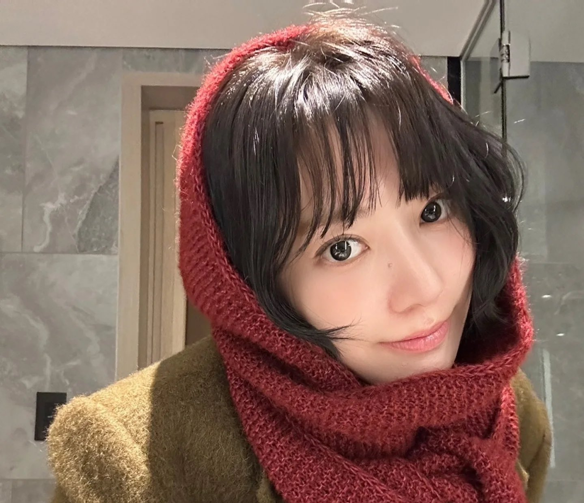 Sakura’s Hand-Knitted Hooded Scarf Shows Her Love for Craft