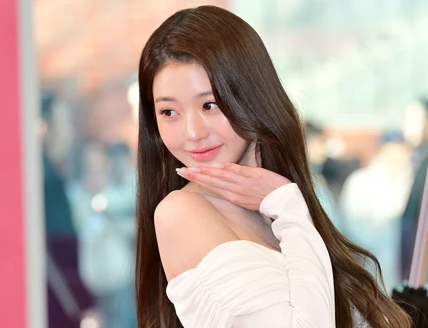 IVE Announces They Will No Longer Accept Fan Gifts, Only Letters Going Forward