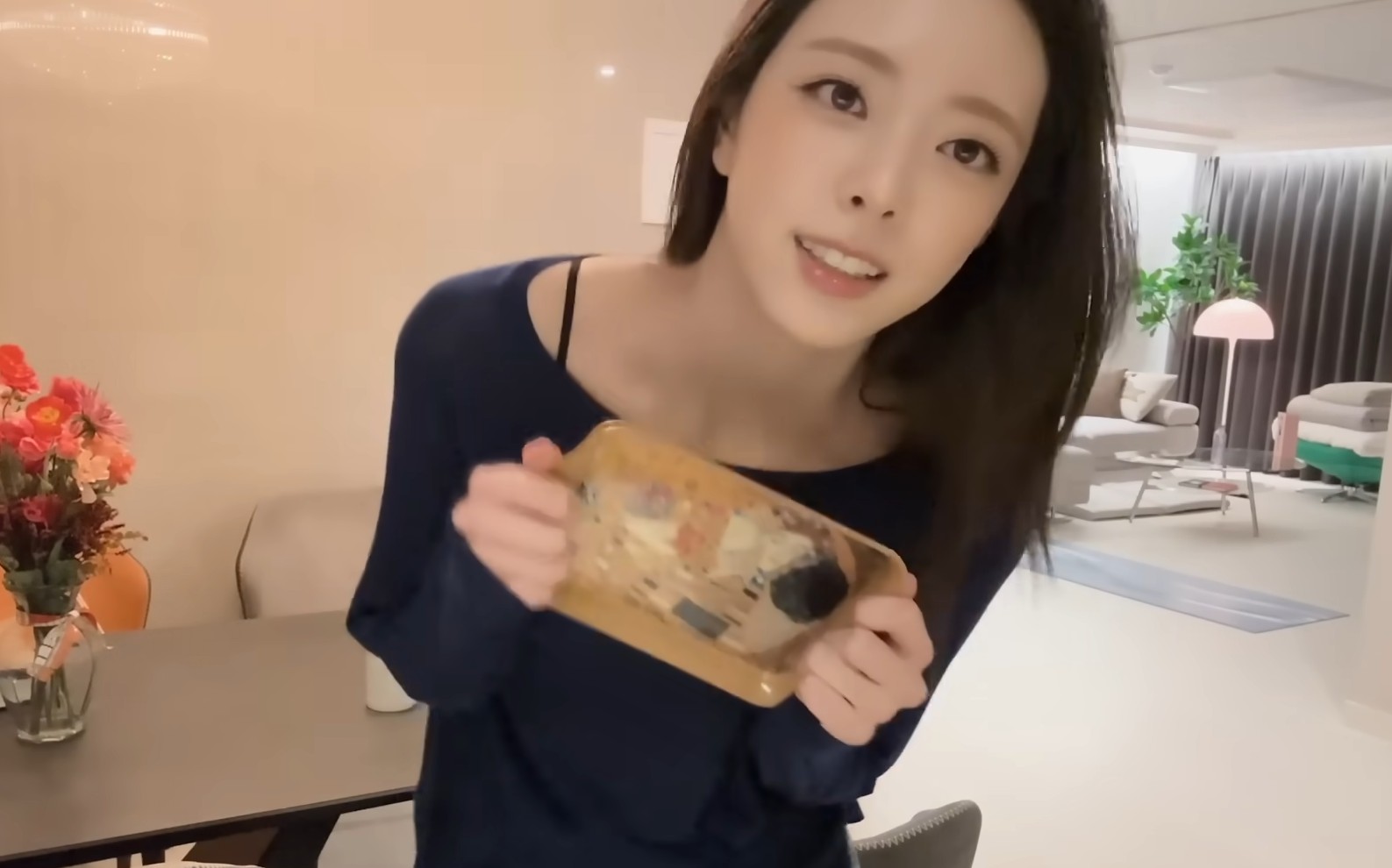 ITZY Vlog Featuring YUNA Shows Her Favorite Items and Daily Routine