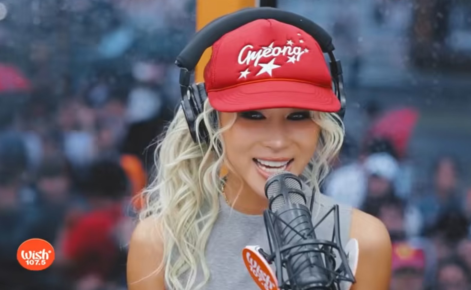 Dayoung Shows Vocal Control and Presence With Live “Body” on Wish 107.5 Bus