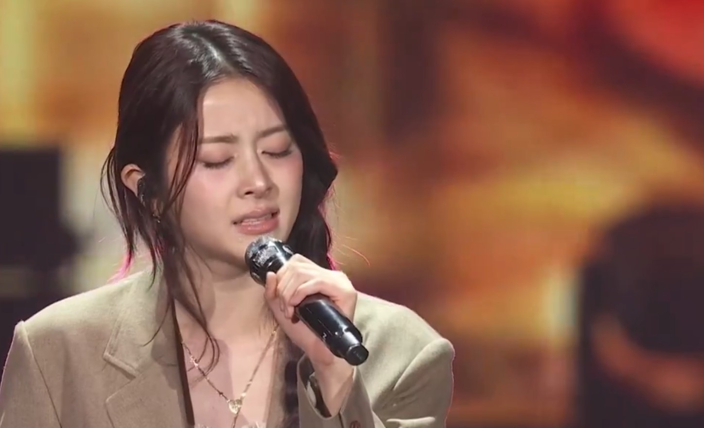Yunjin Faces Backlash After Golden Disc Performance