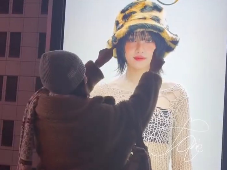 I-DLE Minnie Has Fun With Her Interactive Ad Board