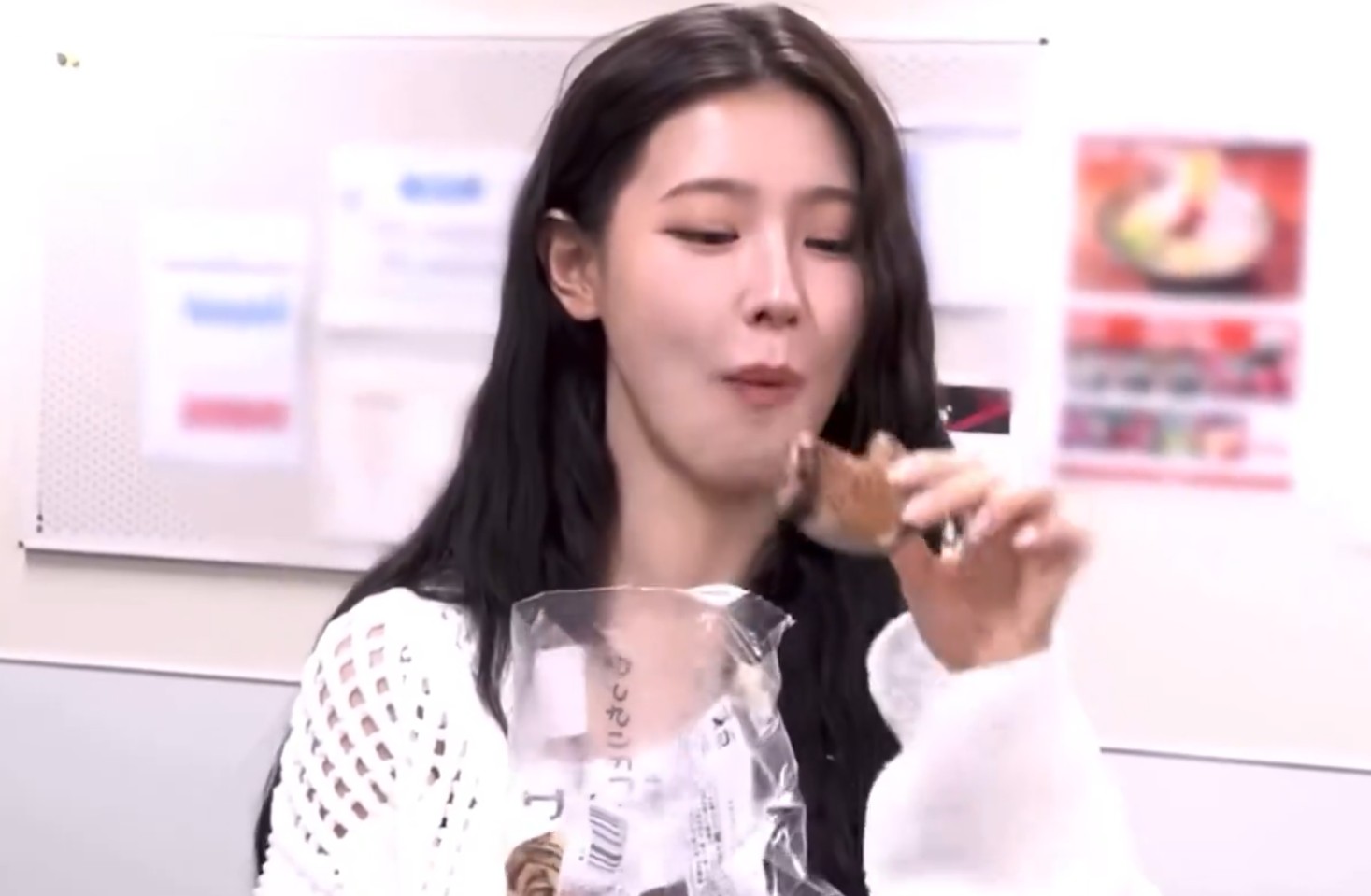 I-DLE Miyeon Sparks Annoyance by Grabbing Yuqi’s Bread