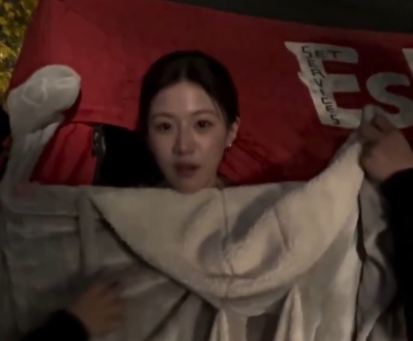 Go Younjung Stays Playful After Long Filming Day