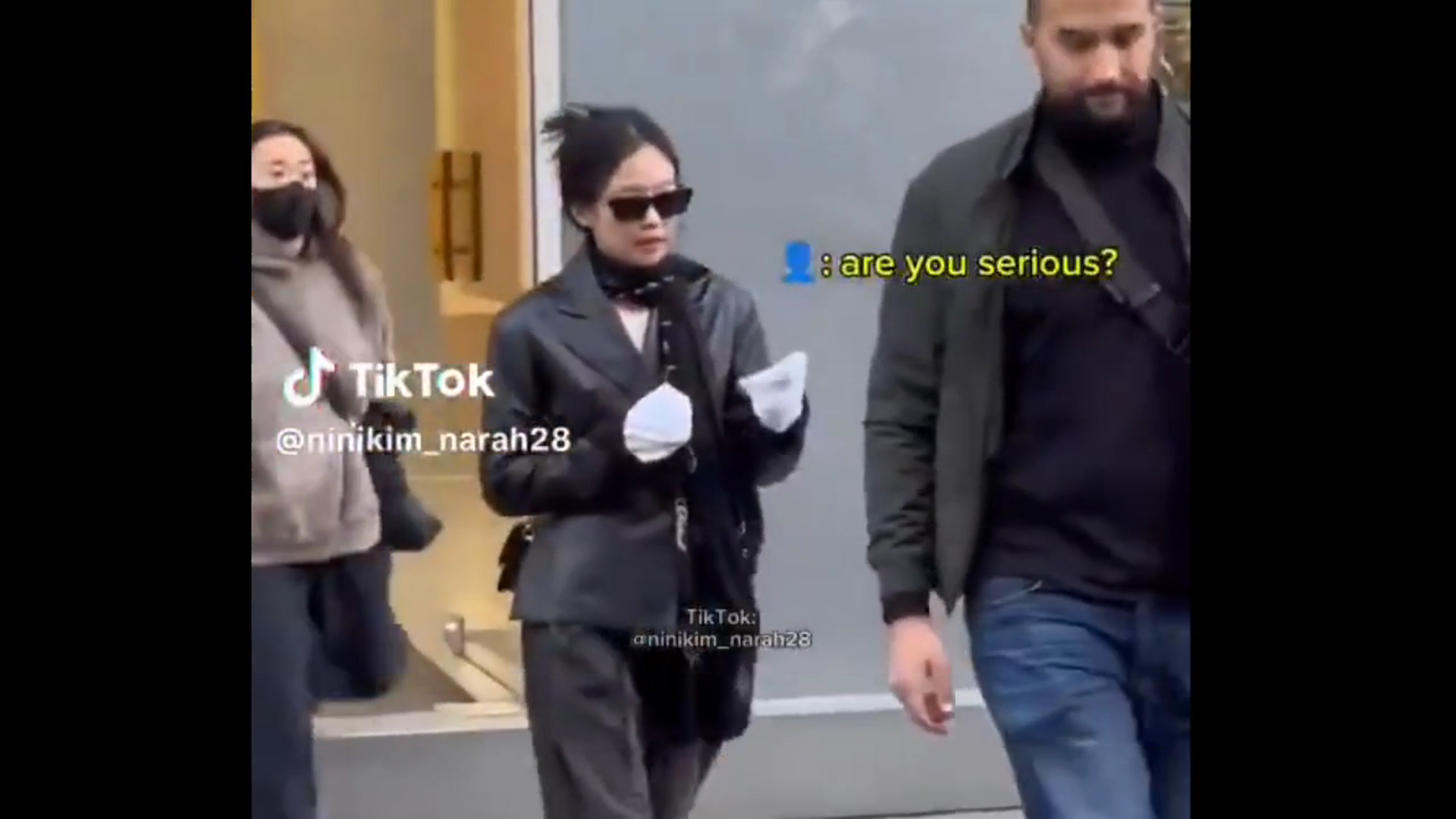 Jennie Faces Criticism After Department Store Encounter