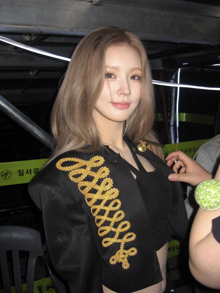 Miyeon Looks Like Sana During Recent Concert Visuals