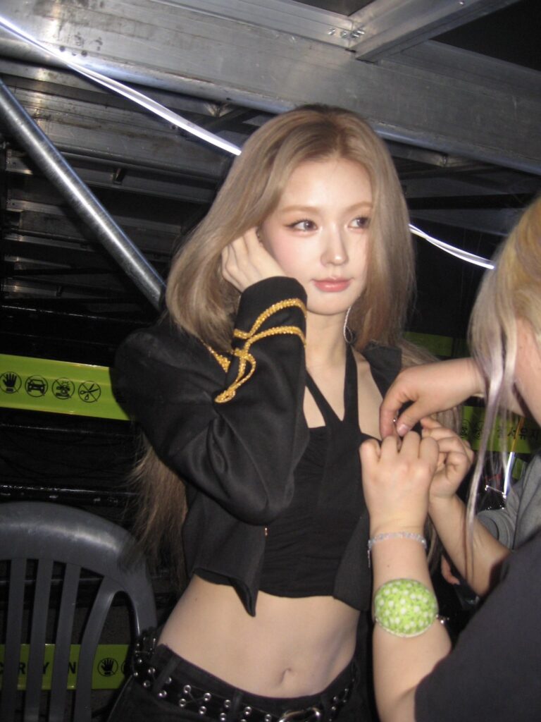 Miyeon Looks Like Sana During Recent Concert Visuals