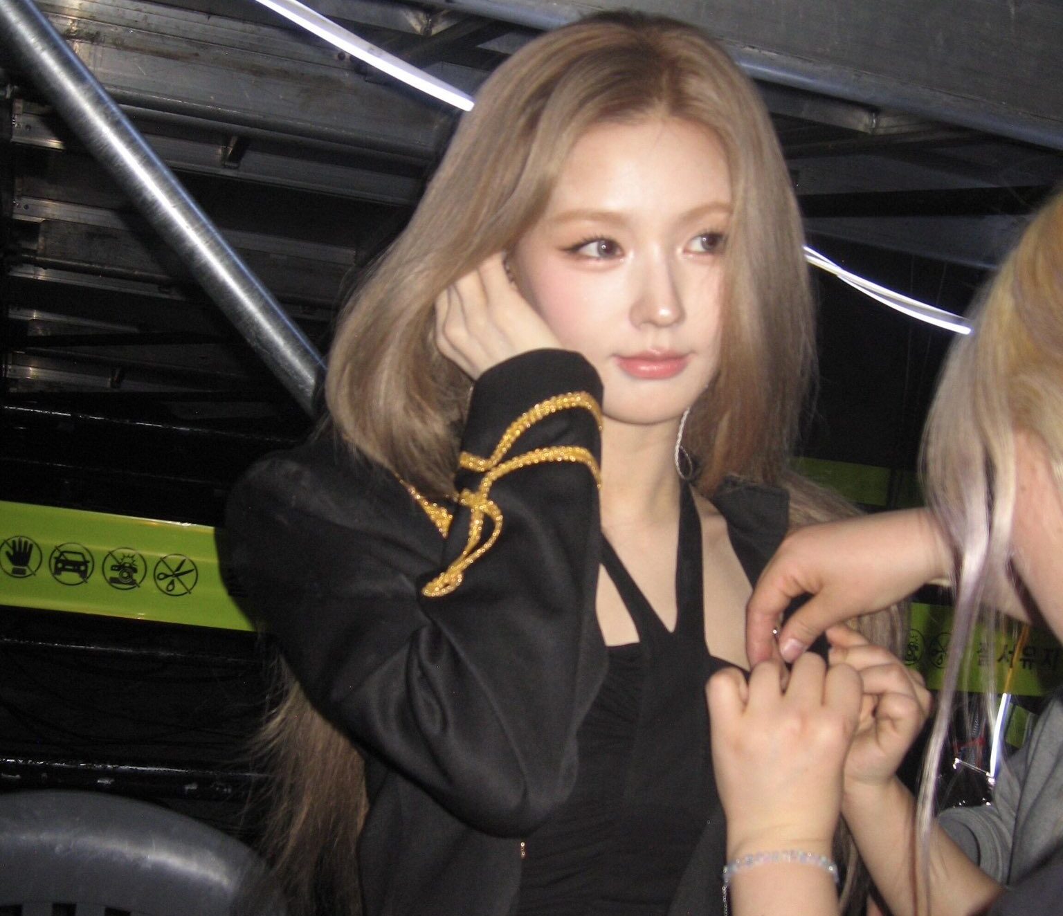 Miyeon Looks Like Sana During Recent Concert Visuals