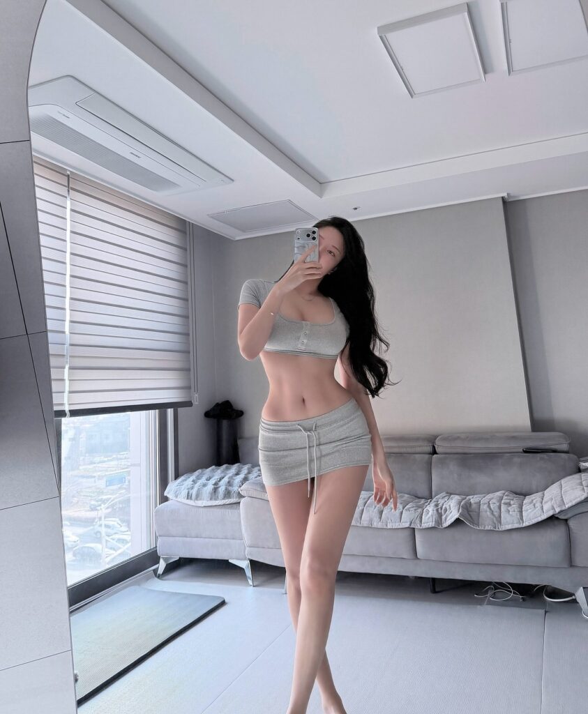 Korean Girl Showcases Confident Mirror Selfie and Flawless Figure