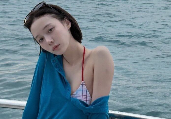 Kwon Eunbi and Winter Same Lingerie Vacation Style