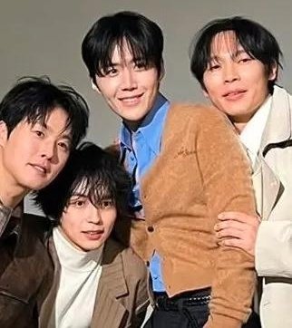 Seonho and Go Younjung Spotted in Same Cardigan