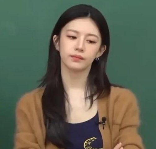 Seonho and Go Younjung Spotted in Same Cardigan