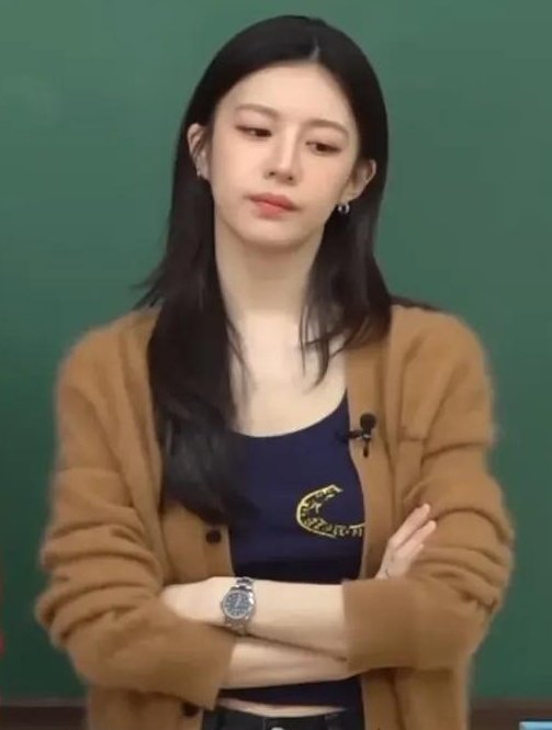 Seonho and Go Younjung Spotted in Same Cardigan