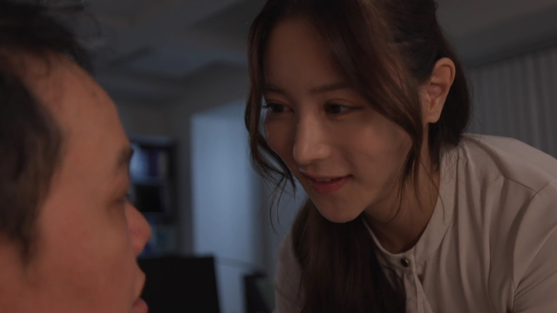 Miu Shiromine Enjoys Quiet Moments with Her Introvert Colleague